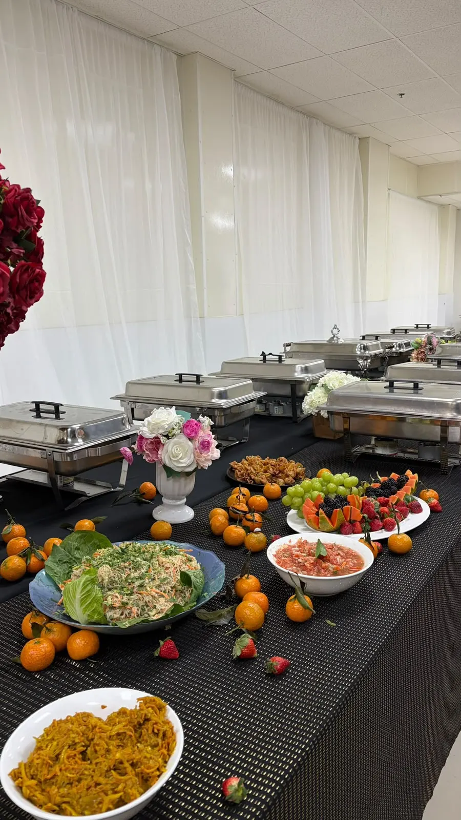 Les plats chauds du buffet et les fruits