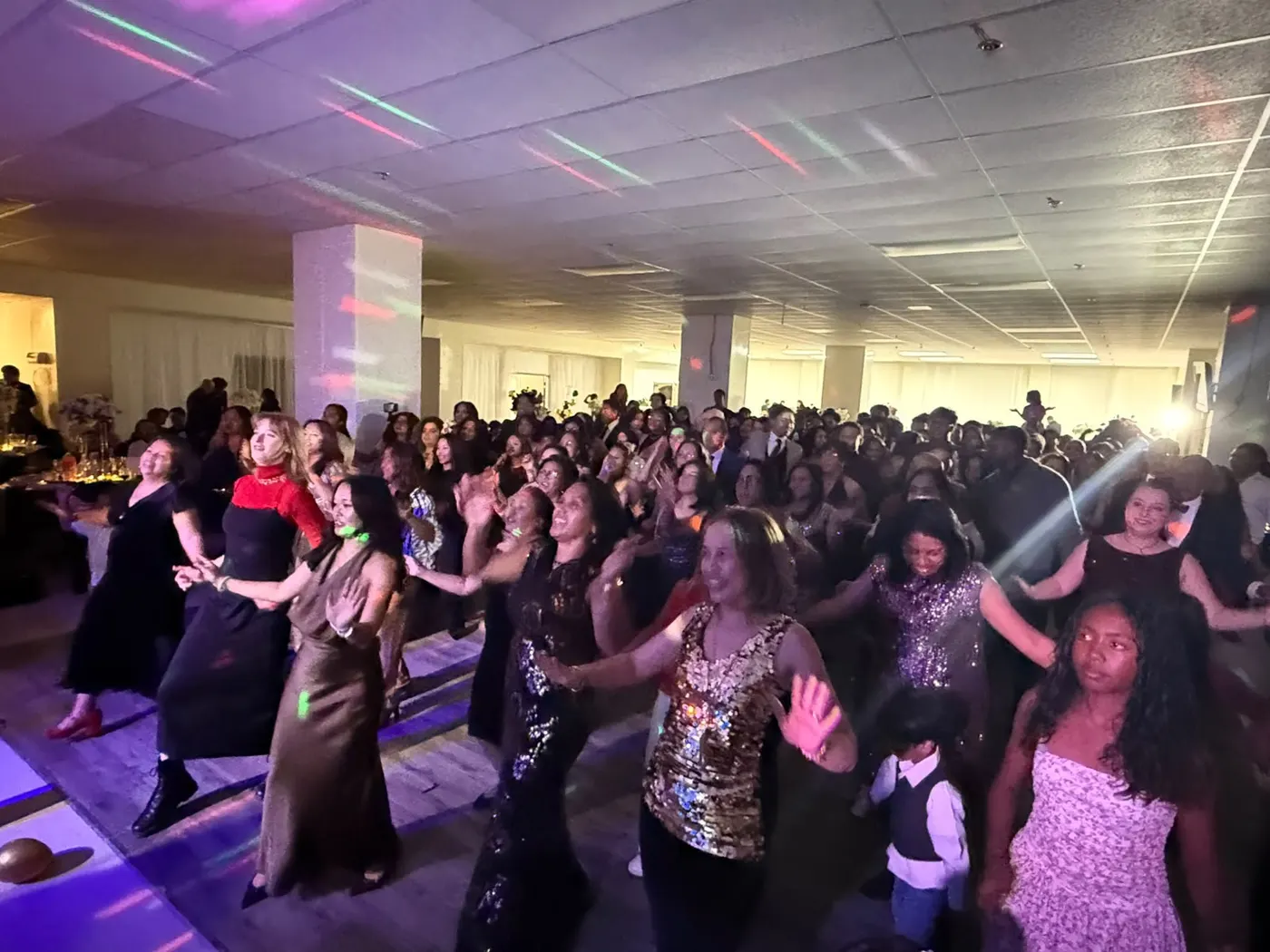 Les invités dansent la Zumba sur la piste